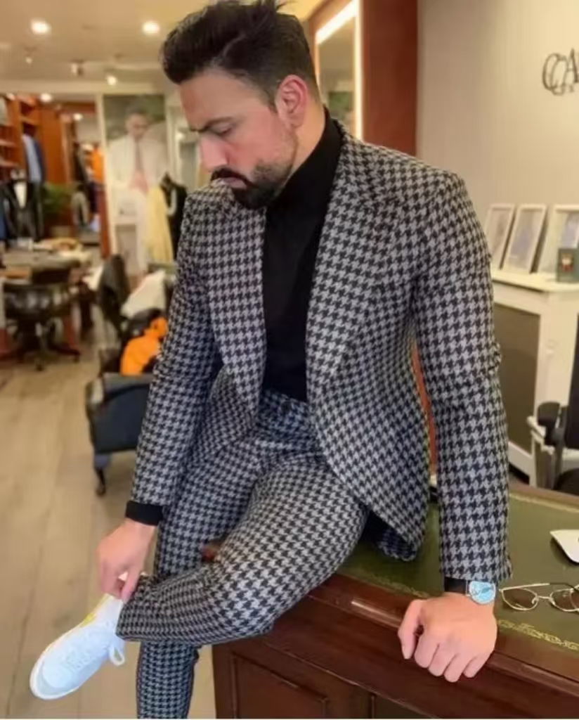 Men'S Formal Wear In Wedding - Męski garnitur w pepitkę w stylu