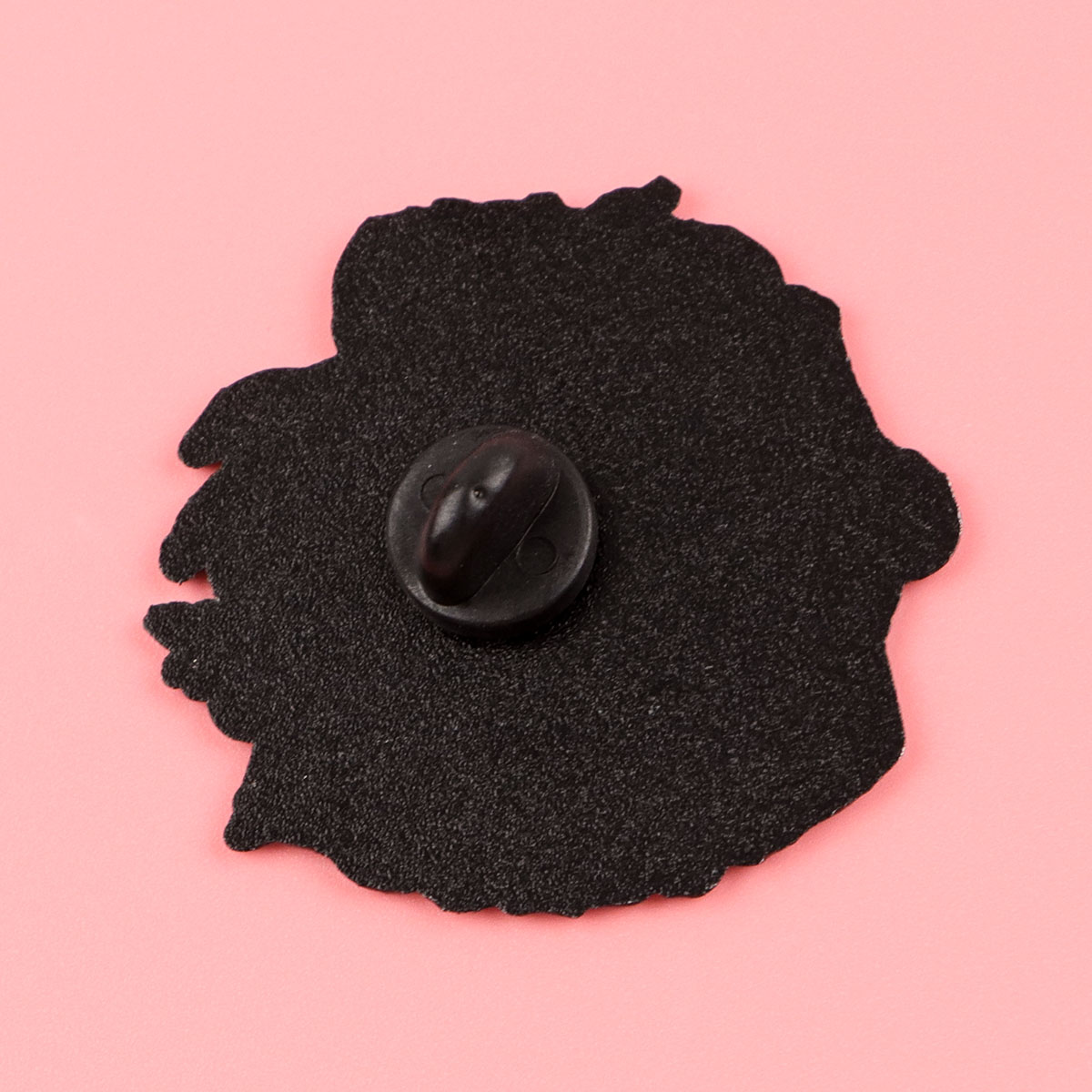 Przypinki emaliowane z kresków – Tuxedo Lapel Pin recenzja i cena