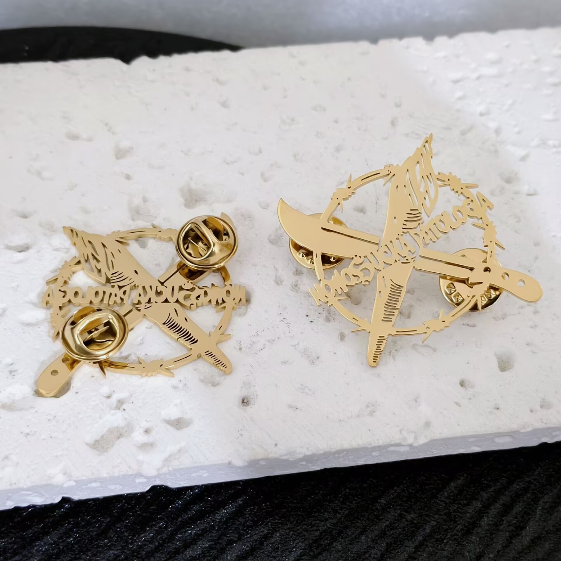 Spersonalizowana broszka ze st – Tuxedo Lapel Pin recenzja i cena