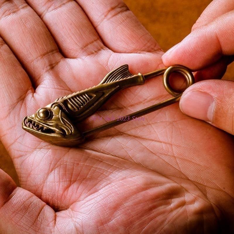 49ME Delikatna broszka ze stop – Tuxedo Lapel Pin recenzja i cena